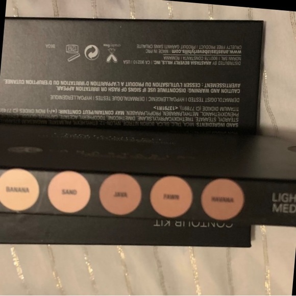 Anastasia Beverly Hills Contour Light to Med Makeup - Picture 3 of 3